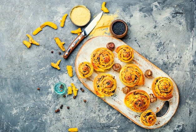 Bollos de cúrcuma con relleno de verduras