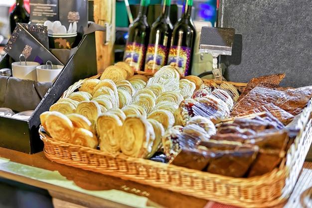 Bollos dulces caseros en la cesta en el mercado de Navidad en la vieja Riga, Letonia. En la feria, la gente puede comprar artículos festivos, recuerdos, ropa de abrigo. enfoque selectivo