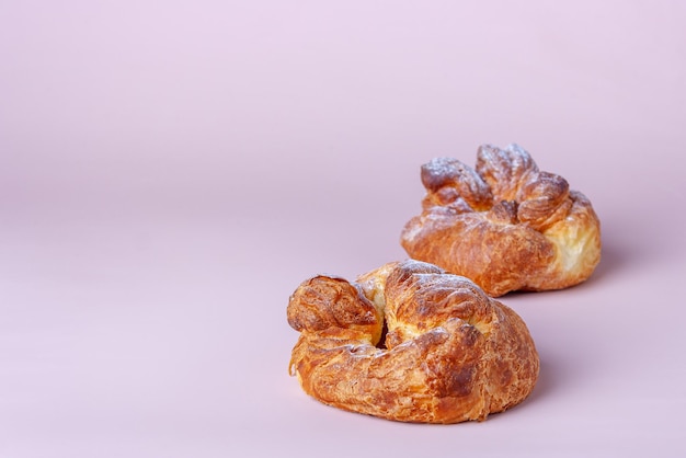 Bollos dulces sobre un fondo rosa con espacio de copia