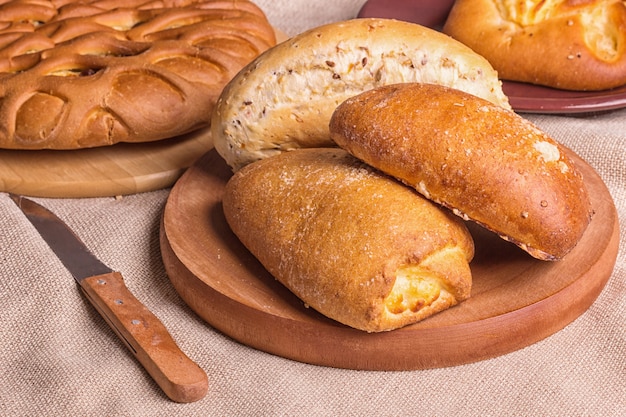 Bollos dulces en una tabla de madera