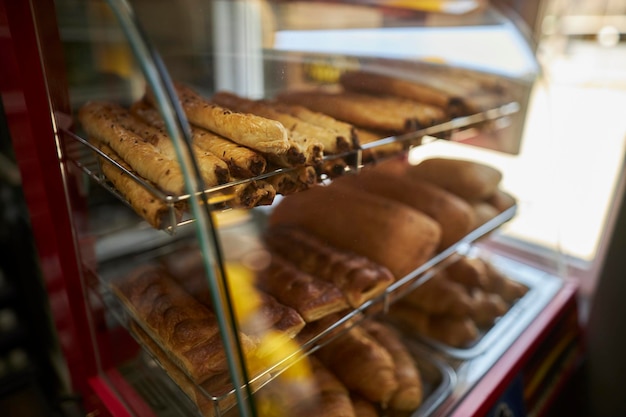 Foto los bollos están en el estante de la panadería panadería