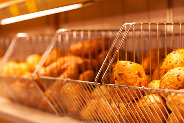 Bollos en la exhibición de una panadería