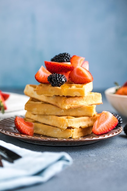 Bollos y fresas apilados en un plato Bollos caseros belgas