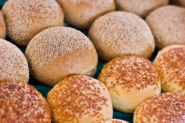 Bollos frescos de masa de levadura con semillas de sésamo y amapola