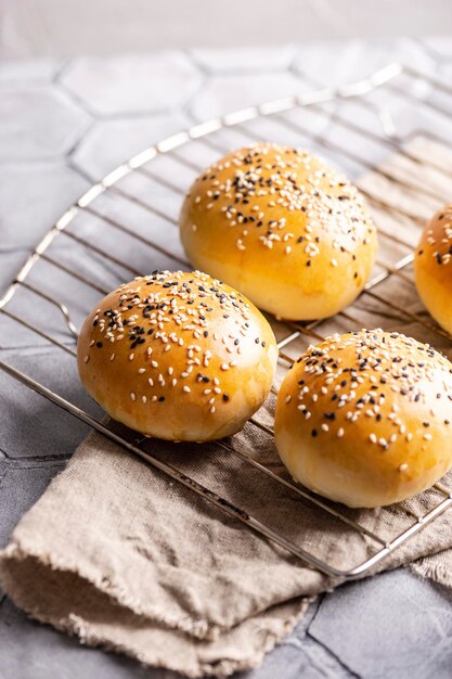 Bollos de hamburguesa recién horneados en una mesa