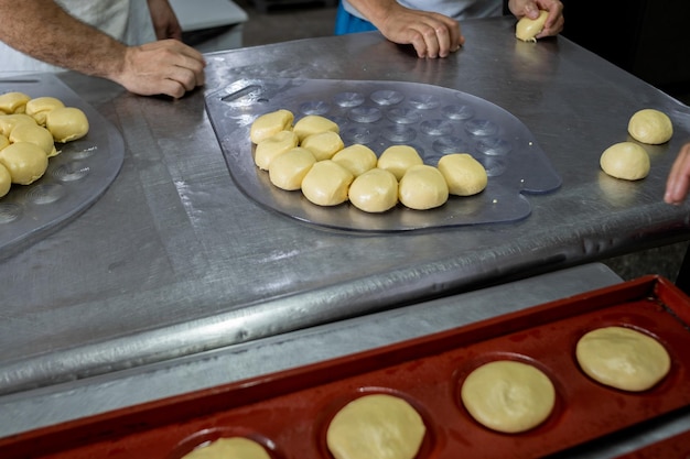 Bollos de hamburguesa redondos de producción industrial en la panadería