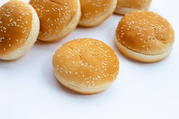 Bollos de hamburguesa con sésamo sobre fondo blanco.