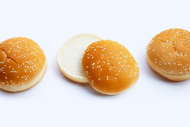 Bollos de hamburguesa con sésamo sobre fondo blanco.