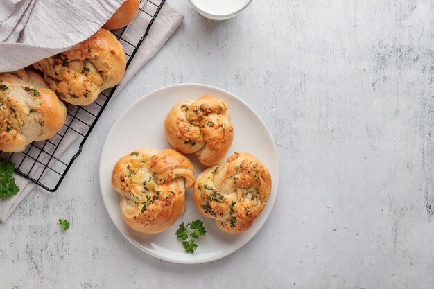 Bollos de hojaldre caseros con perejil y queso