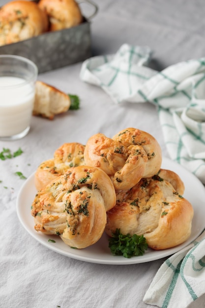 Bollos de hojaldre caseros con perejil y queso