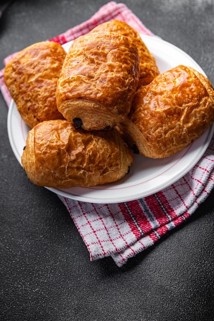 bollos de hojaldre chocolate relleno fresco bollo panadería comida comida merienda en la mesa espacio de copia comida