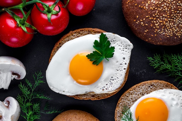 Bollos con huevo de gallina frito casero para un desayuno saludable. Alimentos proteicos