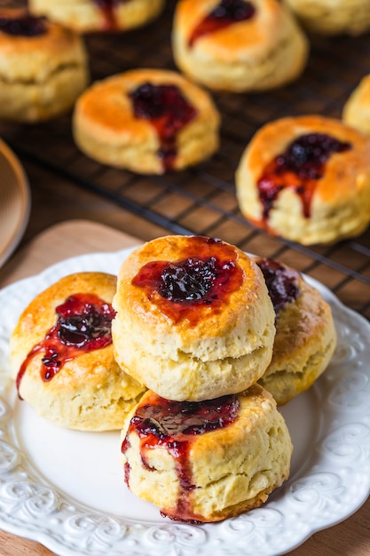 Bollos ingleses con crema y mermelada de fresa