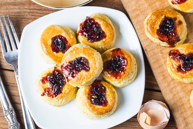 Bollos ingleses con crema y mermelada de fresa