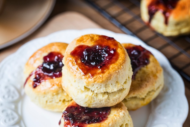 Bollos ingleses con crema y mermelada de fresa