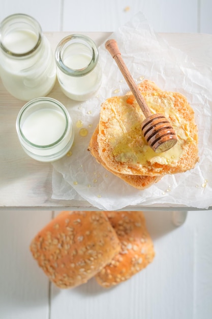 Bollos integrales caseros y frescos con leche y miel