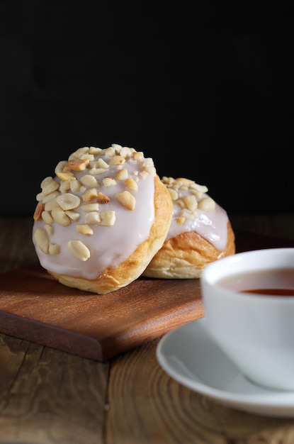 Bollos con maní y té