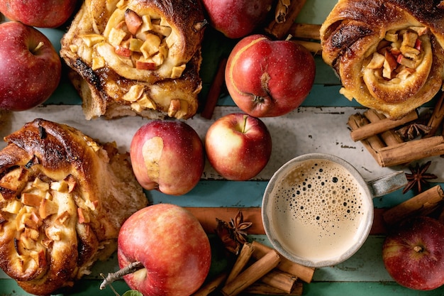 Bollos de manzana dulce y canela. Panadería casera tradicional