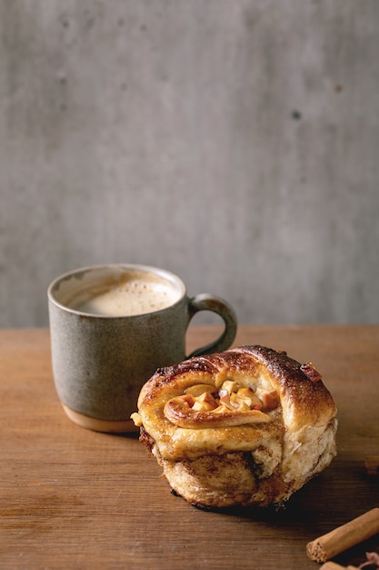 Bollos de manzana dulce y canela. Panadería casera tradicional