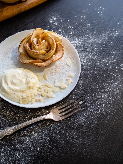 Bollos de manzana y rosas de manzana con crema batida y pétalos de almendra