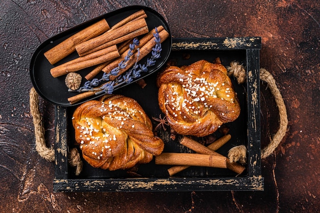 Bollos o bollos de canela, Kanelbullar sueco. Fondo oscuro. Vista superior.