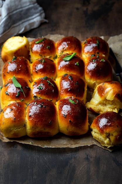 Bollos de pampushka rellenos de puré de patatas y queso