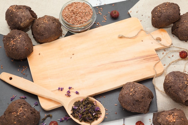 Bollos de pan de lino dietéticos caseros con zanjadora, sin levadura de gluten alimentos dietéticos saludables, vista de cerca