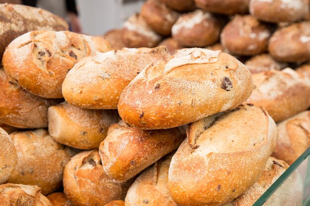 Bollos y panes recién horneados en un mercado