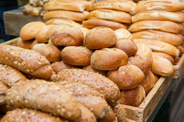 Bollos y panes recién horneados en un mercado