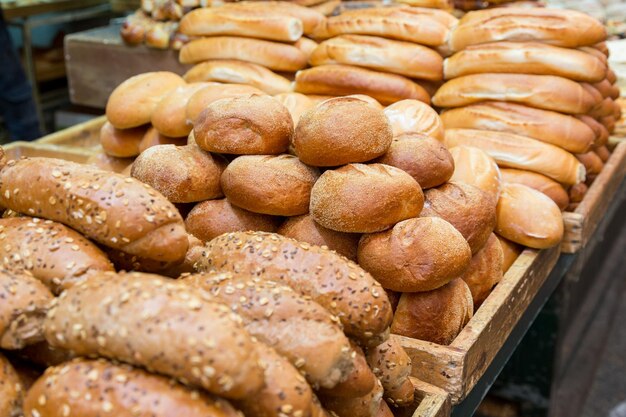 Bollos y panes recién horneados en un mercado