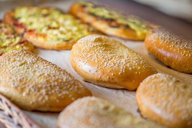 Bollos y pasteles en una cesta en la ventana de la panadería