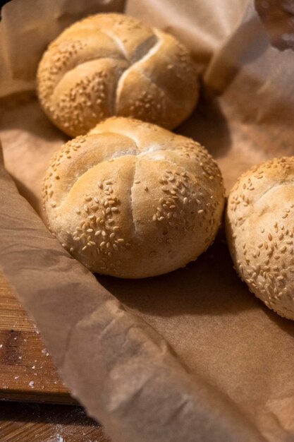 bollos pequeños con semillas de sésamo en una cesta. panadería fresca