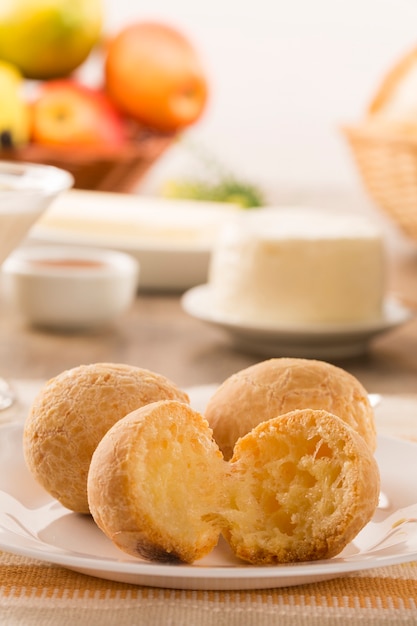 Bollos de queso brasileño. Café de mesa por la mañana con pan de queso y frutas.