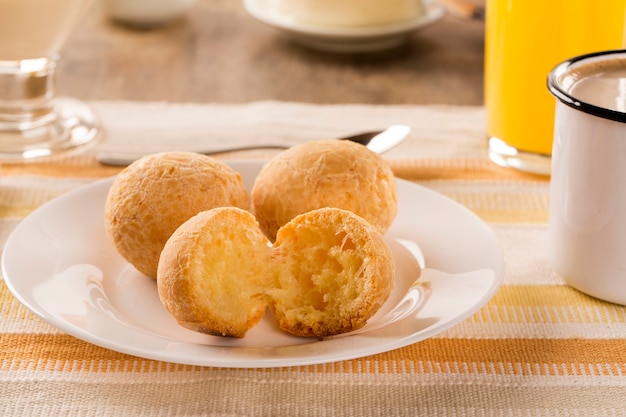 Bollos de queso brasileño. Café de mesa por la mañana con pan de queso y frutas.