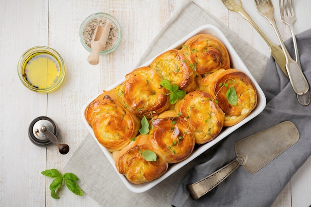 Bollos con queso feta y albahaca de masa de levadura