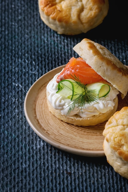 Bollos de queso con salmón