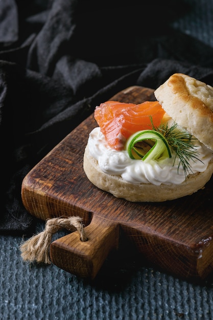 Bollos de queso con salmón