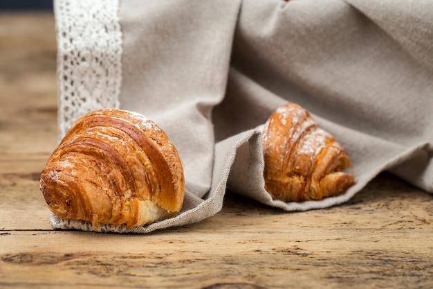 Bollos recién horneados con almendras. Croissants y brioches