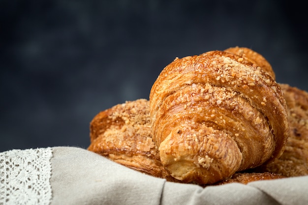 Bollos recién horneados con almendras. Croissants y brioches