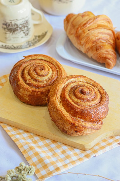 Bollos recién horneados con canela y especias. De cerca. Pan de rollo, panadería casera