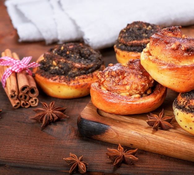 Foto bollos redondos al horno con semillas de amapola y con nueces.