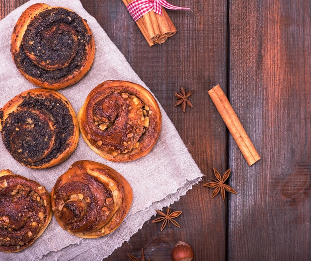 Bollos redondos de amapola y nueces.