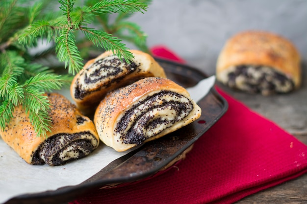 Bollos de semilla de amapola. Panadería de navidad Navidad. Bollos de año nuevo. Concepto de desayuno Pastelería