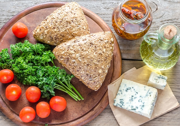 Bollos de semillas de lino con queso azul y tomates