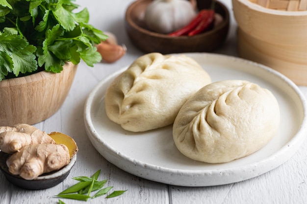 Bollos tradicionales coreanos al vapor con verduras y carne, pyanse, enfoque selectivo