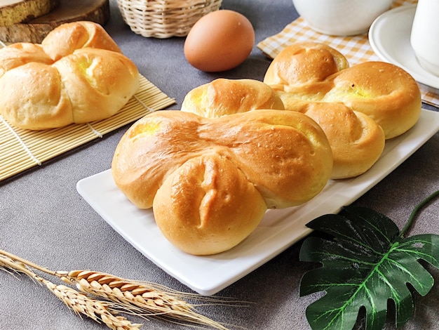 Bollos trenzados aislados en un plato blanco