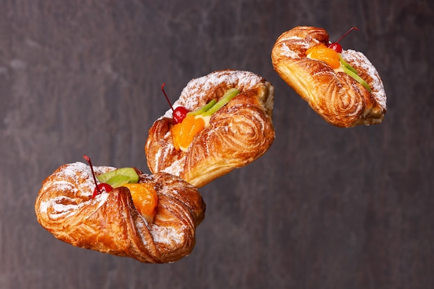 Bollos voladores con frutas sobre un fondo oscuro