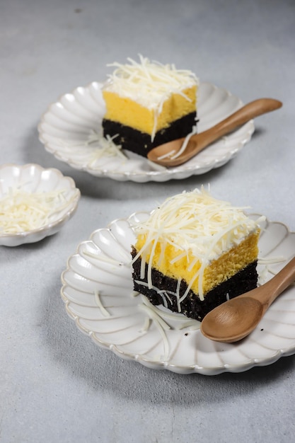 Bolo a vapor de duas camadas ou Brownies Kukus, a camada superior é bolo de queijo e a inferior é brownie de chocolate