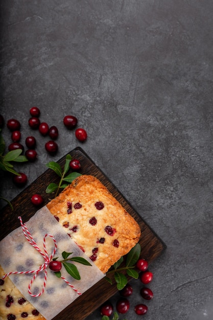 Foto bolo apimentado de natal com frutas vermelhas decoradas com cranberries na vista superior do fundo preto