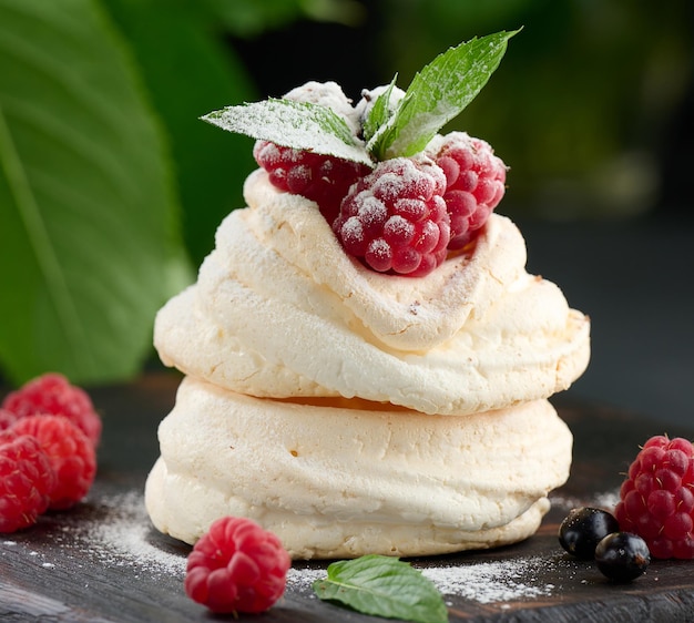 Bolo assado feito de proteína de frango batido e creme decorado com frutas frescas